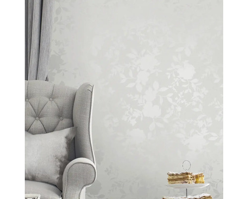 Scene met stoel, gordijn, taart en behang met bloemmotief voor een heldere, georganiseerde sfeer