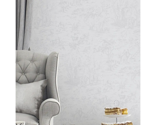 Lichte kamer met behang met natuurmotieven, fauteuil en gordijn