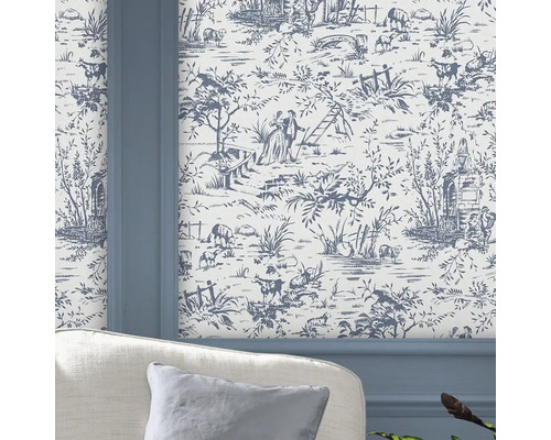 Gedetailleerde opname van een muur met Toile-de-Jouy behang en sierlijsten