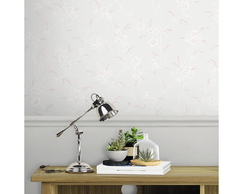 Scene met bloemmotief behang, tafellamp en decoratie