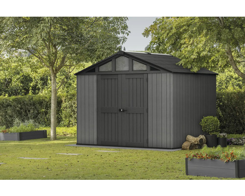 KETER Tuinhuis Stronghold 10x8 incl. vloer kunststof houtlook 305 x 243 cm Tuinscène met kunststof tuinhuis onder bomen op gazon