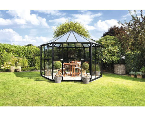 Tuinpaviljoen met tafel en stoelen in de tuin