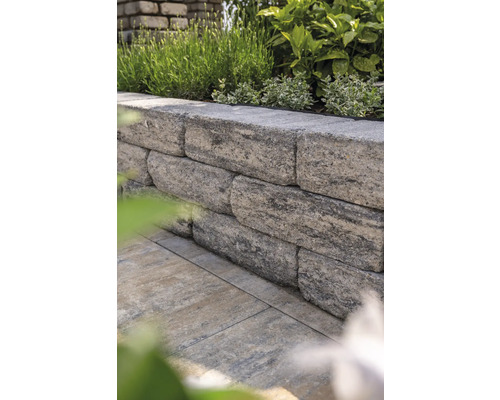 Gestapelde tuinmuurstenen met beplanting
