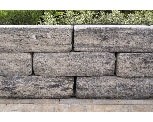 Muur van betonblokken met plantenperk