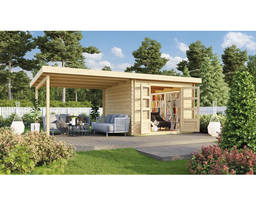 Tuin met houten tuinhuis met overkapping en terras met tuinmeubelen