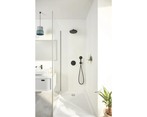 Lichte badkamer met douche, kraan en wastafel