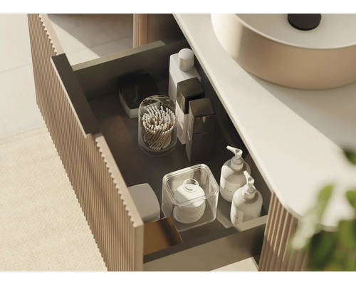 Open lade van een badkamerkast met diverse badkameraccessoires