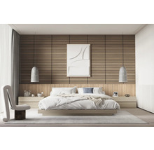 Slaapkamer met houten wandpanelen, bed en nachtkastjes