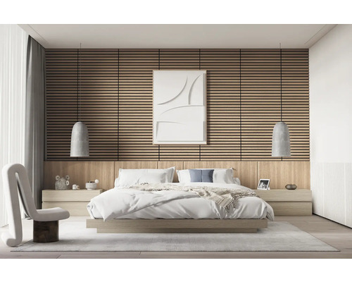 Slaapkamer met houten wandpanelen, bed en nachtkastjes