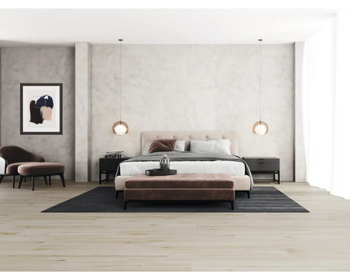 Slaapkamer met bed, nachtkastjes, tapijt en decoraties