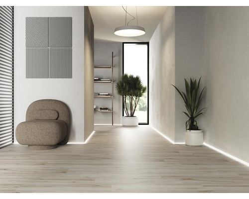 Lichte hal met stoelen, wandpanelen en planten