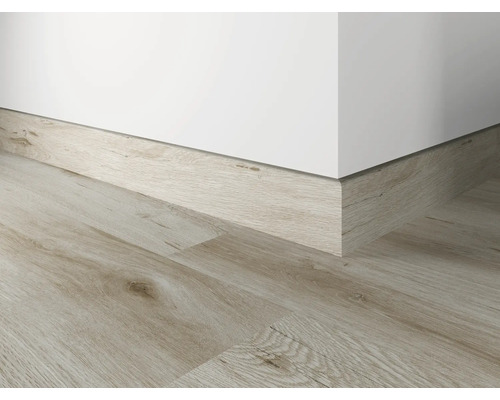 Vloer en plint met houtlook tegen een muur