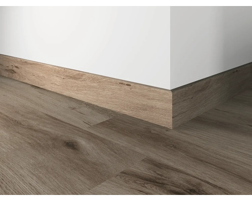 Houten plint gemonteerd op een muur