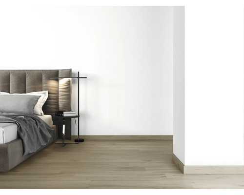 Slaapkamer met bed, nachtkastje en staande lamp