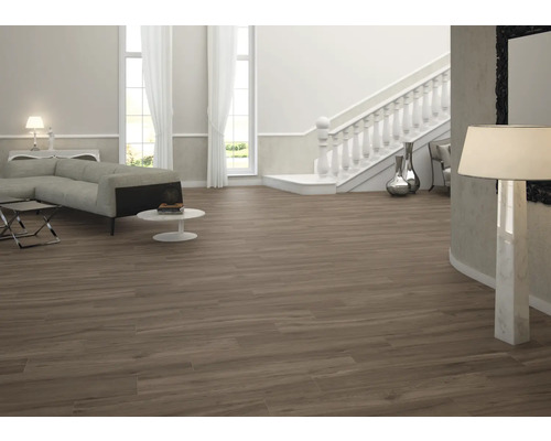 Ruime woonkamer met houten vloertegels, trap en zithoek