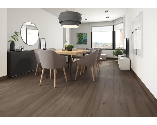 Lichte eetkamer met houten vloer, eettafel en stoelen