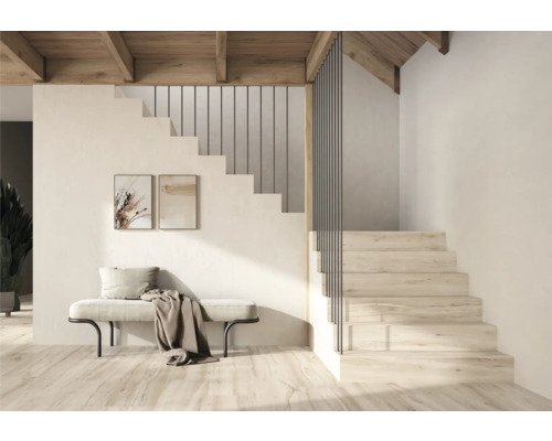 Lichte ruimte met trap, zitbank, decoratie en houten balkenplafond