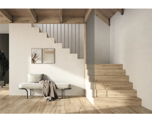 Lichte ruimte met houten trap, bank en muurschilderingen