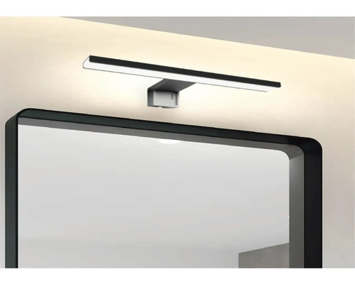 Badkamer met een spiegel en een ledlamp