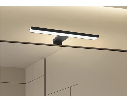 Badkamer met spiegel en opzetlamp