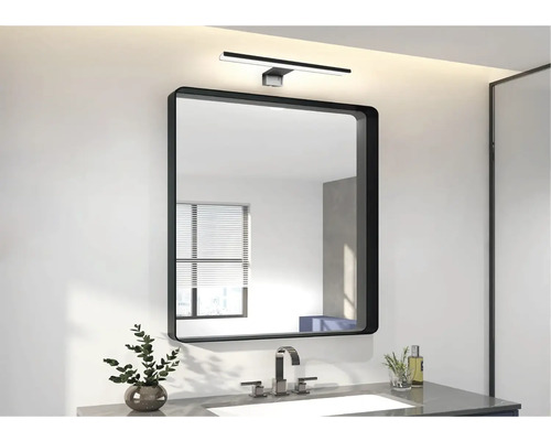 Moderne badkamer met spiegel, wastafel en lamp