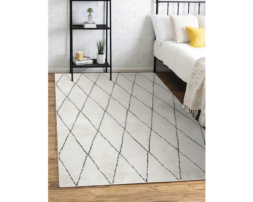 Vloerkleed met ruitpatroon naast bed en plank