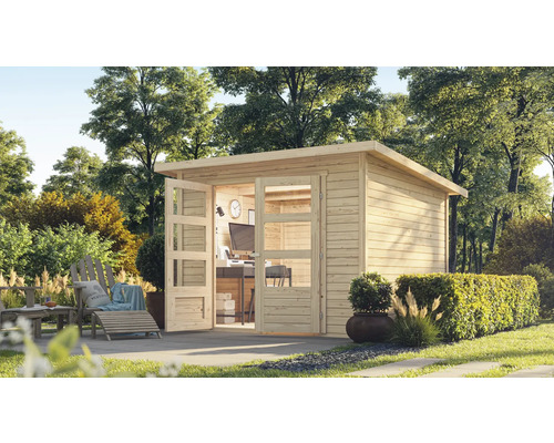 Modern houten tuinhuis met open dubbele deuren en kantoorinrichting in de tuin