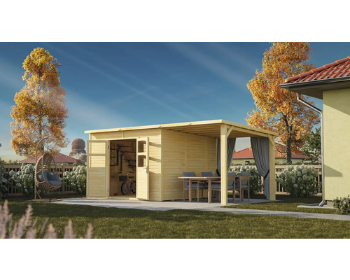 Houten tuinhuis met open deur en overkapping aan de zijkant met gordijnen, tafel en stoelen in de tuin.