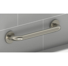 Metalen steungreep voor de badkamer aan de muur gemonteerd