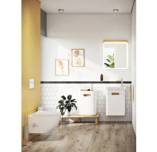 Moderne badkamer met hangtoilet, wastafel en spiegel