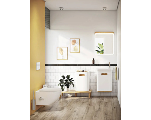 Moderne badkamer met hangtoilet, wastafel en spiegel