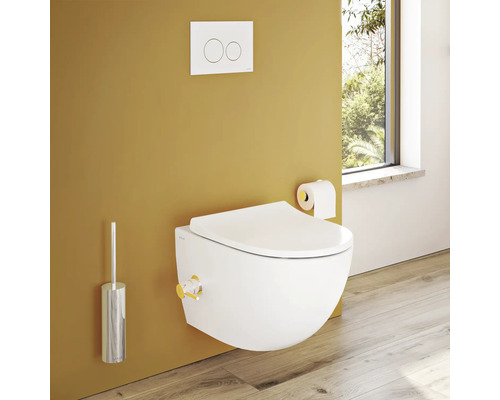 Wandcloset met toiletborstel en bedieningspaneel in een badkamer