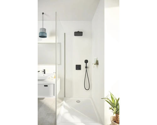 Douchecabine met douchekop, handdouche en douchebak in een lichte badkamer