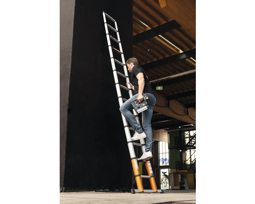Man klimt op een telescopische ladder met een elektrisch gereedschap in zijn hand.
