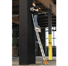 Een man staat op een telescopische ladder en werkt met een gereedschap aan een pilaar