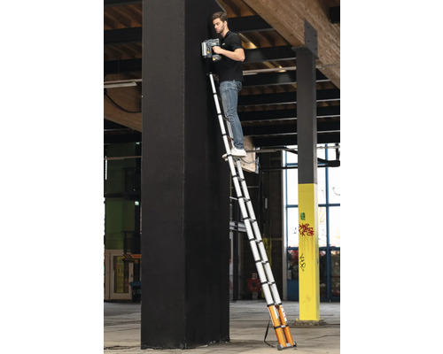 Een man staat op een telescopische ladder en werkt met een gereedschap aan een pilaar