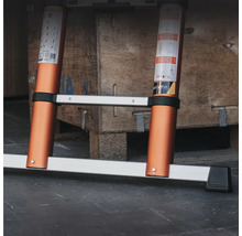 Uitgeschoven aluminium ladder voor een houten kist