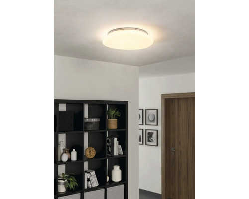 Plafondlamp in kamer met rek
