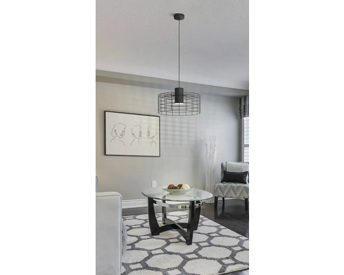 Woonkamer met plafondlamp, salontafel en vloerkleed