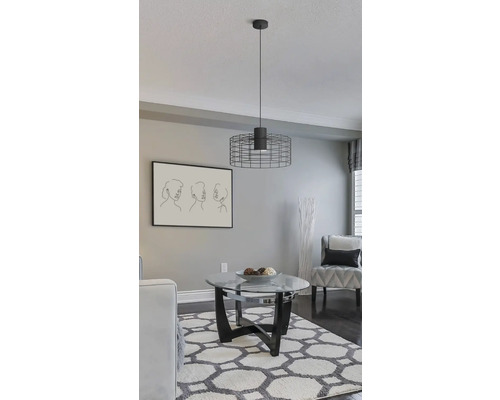 Woonkamer met hanglamp en decoratie