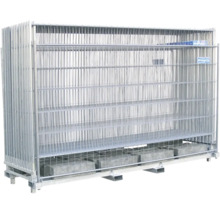 Stapel metalen bouwhekken op een pallet.