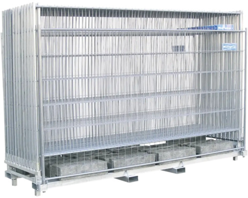 Stapel metalen bouwhekken op een pallet.