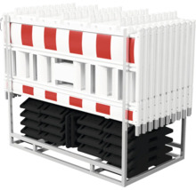 Meerdere rood-wit gestreepte bouwhekken op een transportframe met zwarte rubberen voeten.