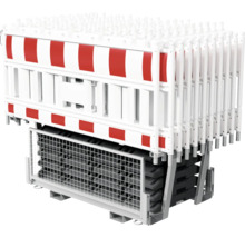 Meerdere bouwhekken met voetplaten op een roosterpallet voor transport.