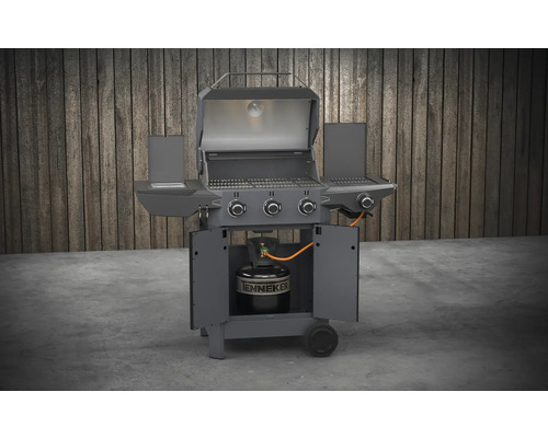 Gasbarbecue met open deksel en gasfles in de onderkast