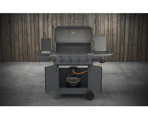 Gasbarbecue met open deksel, bijzettafels en een gasfles in de onderkast