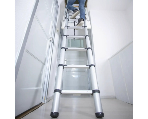 Persoon beklimt een uitschuifbare aluminium zolderladder in een huis