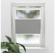 Grijze plisségordijnen op het raam voor lichtregeling