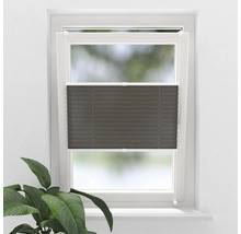 Grijze plisségordijnen op het raam voor lichtregeling