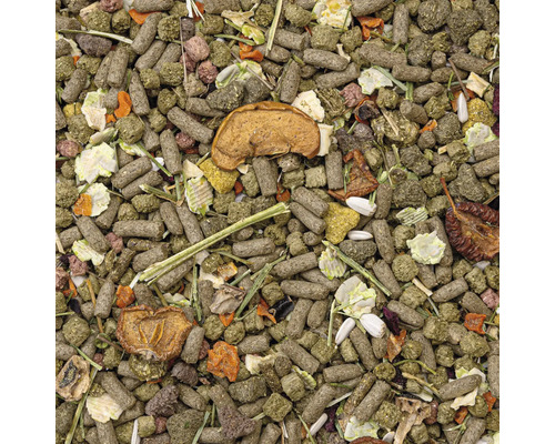 Close-up van konijnenvoer met pellets, groenten en kruiden